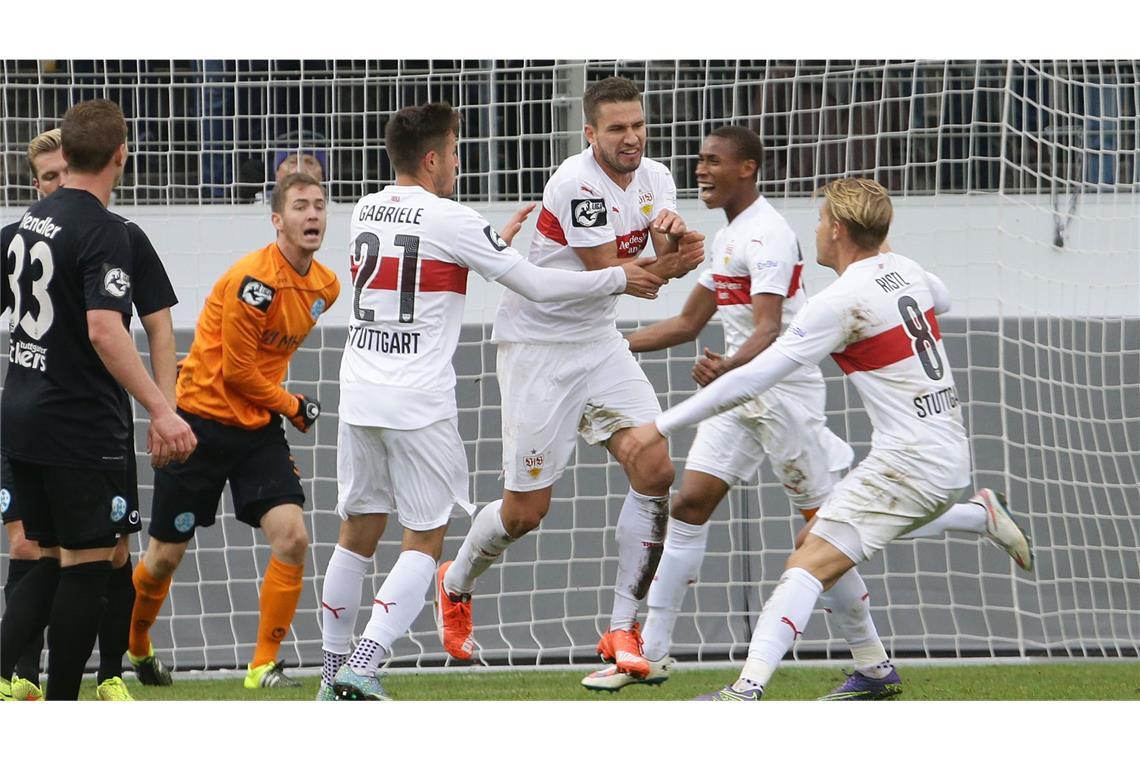 Daniele Gabriele, Marco Grüttner, Caniggia Elva und Mart Ristl (v. li.) freuen sich über den 2:1-Sieg des VfB II in der dritten Liga am 18. Oktober 2015. Grüttner und Gabriele trafen vor 2575 Zuschauern für den VfB, Edisson Jordanov für die Kickers.