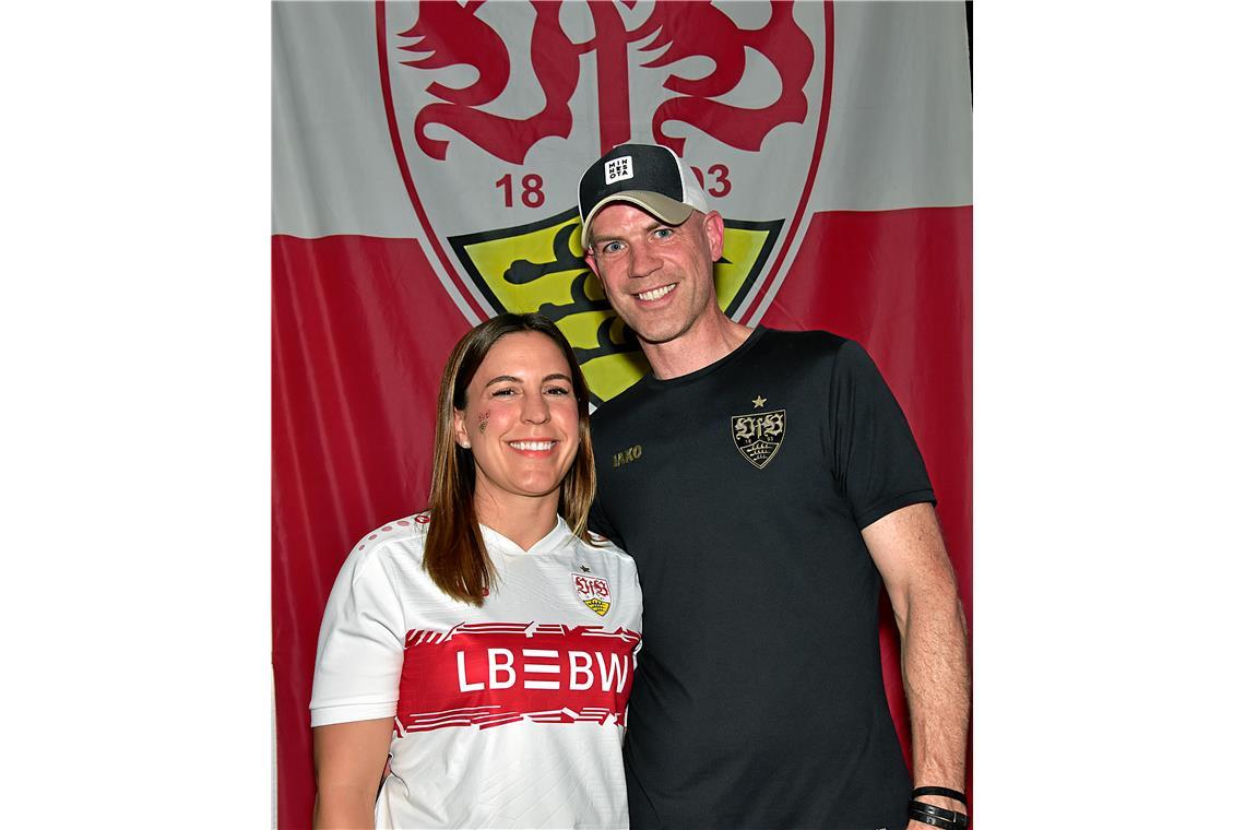 Danielle Maybee verfolgt mit ihrem Partner Markus Fürstenberg das Spiel auf dem ...
