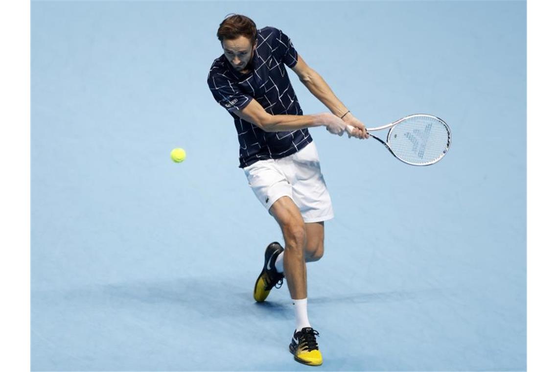 Tennisprofis Thiem und Medwedew bestreiten Endspiel Daniil Medwedew im Halbfinale in Aktion gegen Rafael Nadal. Foto: Frank Augstein/AP/dpa