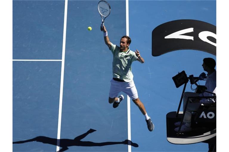 Daniil Medwedew ist in Melbourne eine Runde weiter. Foto: Hamish Blair/AP/dpa