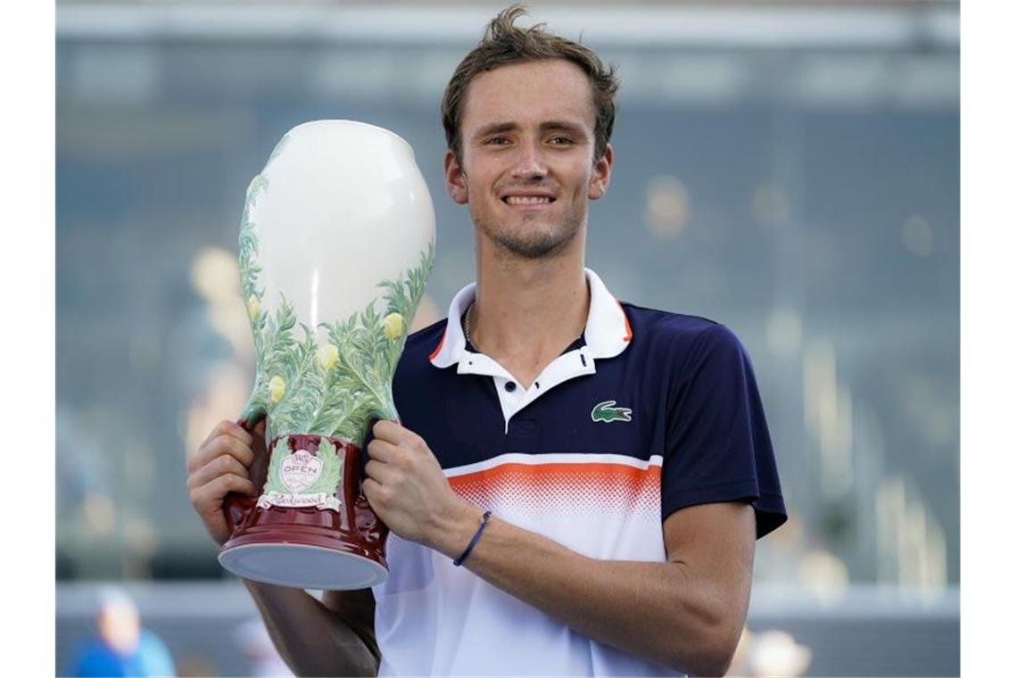 Daniil Medwedew ist stolz auf seine erste Masters-Trophäe. Foto: John Minchillo/AP