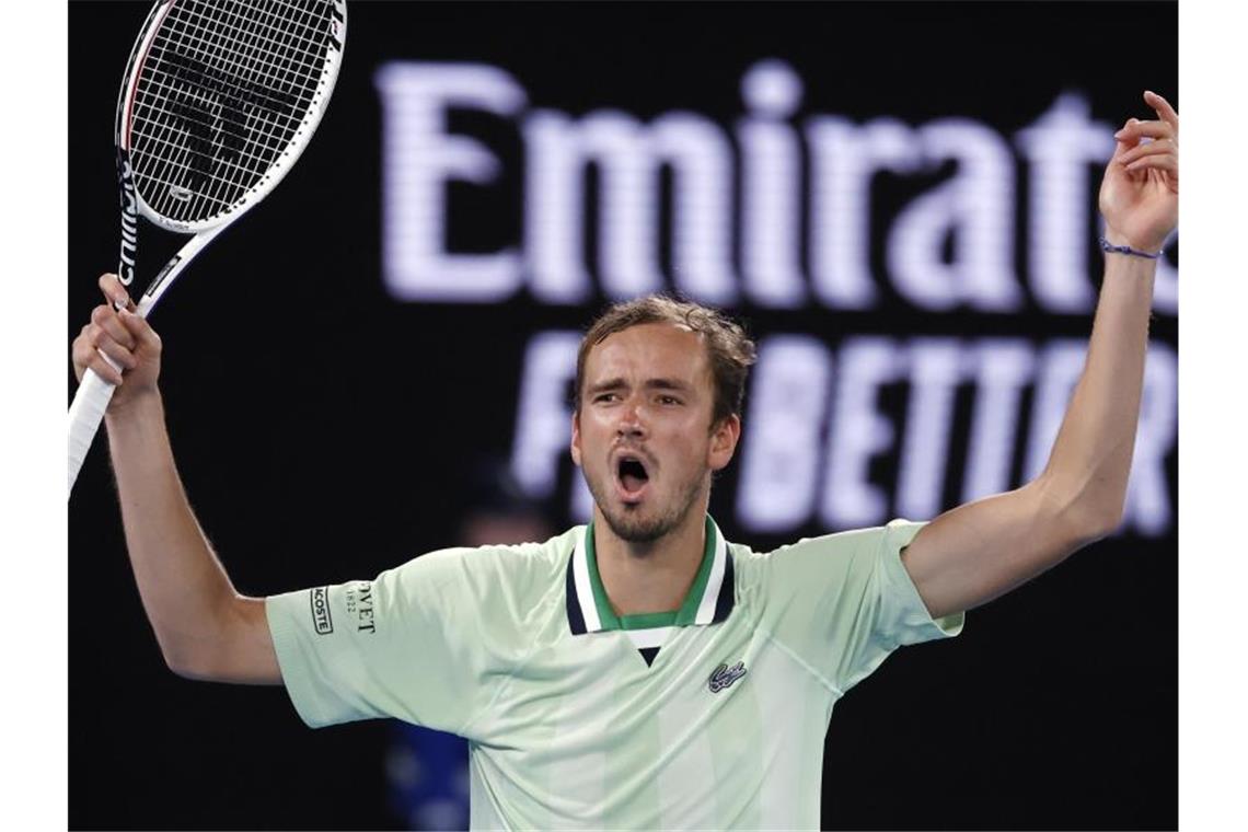 Matchball abgewehrt: Medwedew zittert sich ins Halbfinale Daniil Medwedew kam gegen Felix Auger-Aliassime nach 0:2-Satzrückstand noch zurück. Foto: Tertius Pickard/AP/dpa