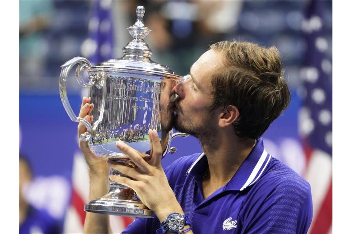 Daniil Medwedew küsst seine US-Open-Trophäe. Foto: John Minchillo/AP/dpa
