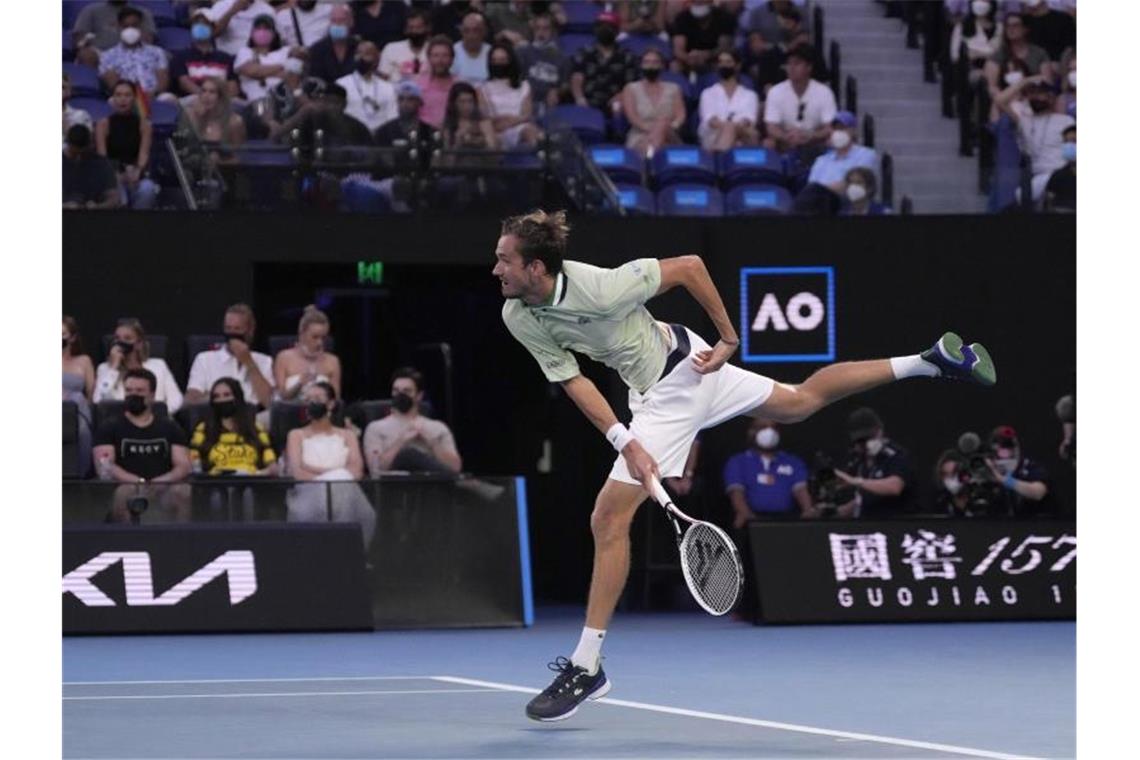 „Tennis-Geschichte“: Nadal feiert 21. Grand-Slam-Titel Daniil Medwedew musste sich Nadal geschlagen geben, nachdem er bereits mit zwei Sätzen in Führung lag. Foto: Simon Baker/AP/dpa