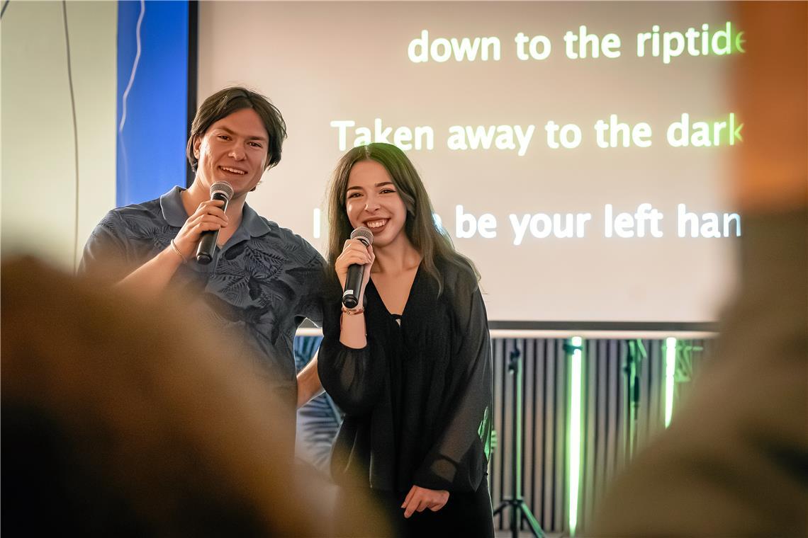 Daniil Pushkar und Olena Herasymova aus der Ukraine bieten im Rahmen des Projekts einen Karaokeabend an. Foto: Alexander Becher