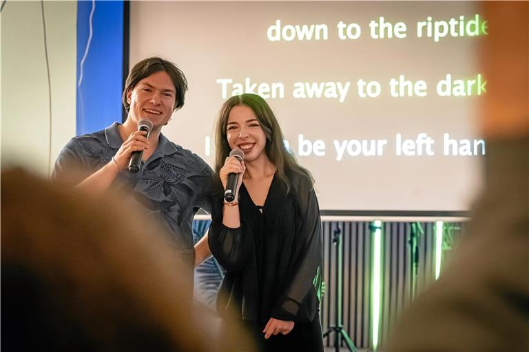 Daniil Pushkar und Olena Herasymova aus der Ukraine bieten im Rahmen des Projekts einen Karaokeabend an. Foto: Alexander Becher