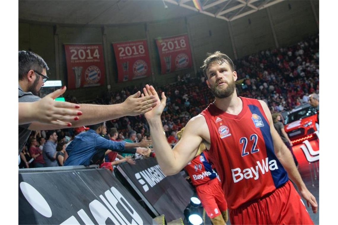 FC Bayern erleichtert nach Final-Startsieg gegen ALBA Danilo Barthel vom FC Bayern lässt sich nach dem Sieg von den Fans feiern. Foto: Matthias Balk