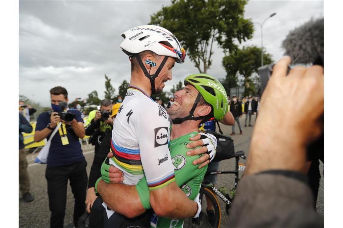 Dank an den Weltmeister: Mark Cavendish (r) feiert nach seinem 33. Tour-Etappensieg mit seinem Teamkollegen Julian Alaphilippe. Foto: Pool Cor Vos/BELGA/dpa