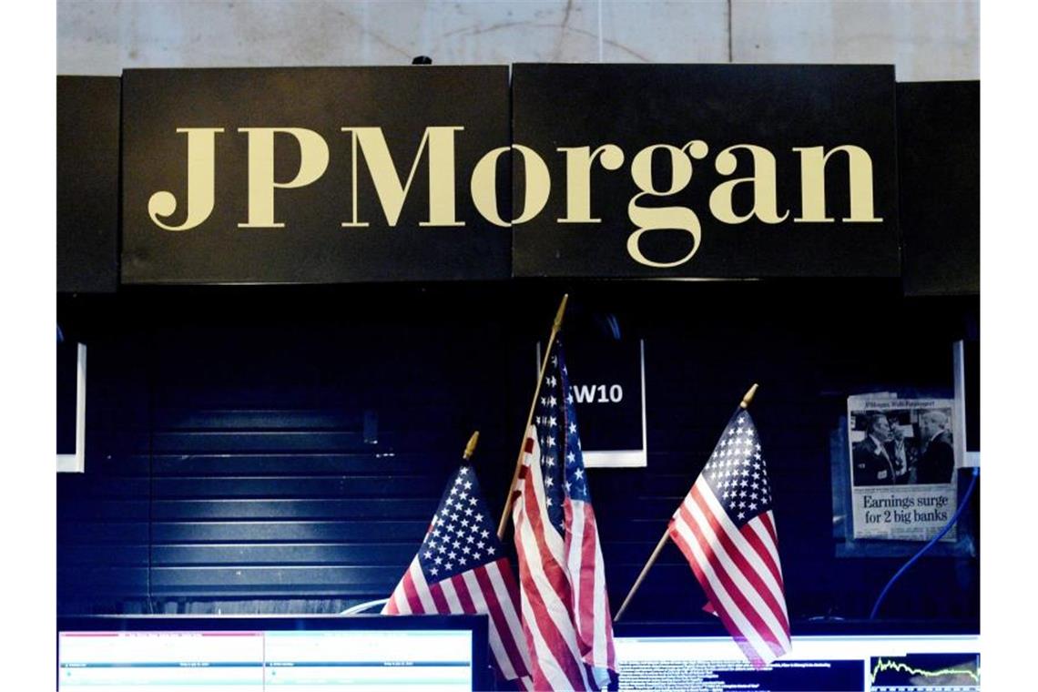 Dank brummender Geschäfte mit Anleihen steigerte die größte US-Bank JPMorgan den Überschuss im Jahresvergleich um rund acht Prozent auf 9,1 Milliarden Dollar (8,3 Mrd Euro), wie das Geldhaus in New York mitteilte. Foto: Justin Lane/epa/dpa
