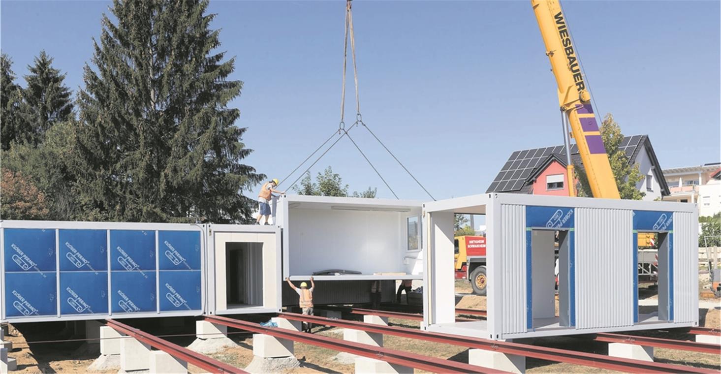 Neue Sport-Kita entsteht aus 44 Modulen Dank der Vorarbeiten dauert es jetzt nur drei Tage, bis die einzelnen Bausteine auf den Fundamenten verschraubt sind. Wenn alles klappt, kann die neue Kita am 1. Oktober in Betrieb gehen. Foto: J. Fiedler
