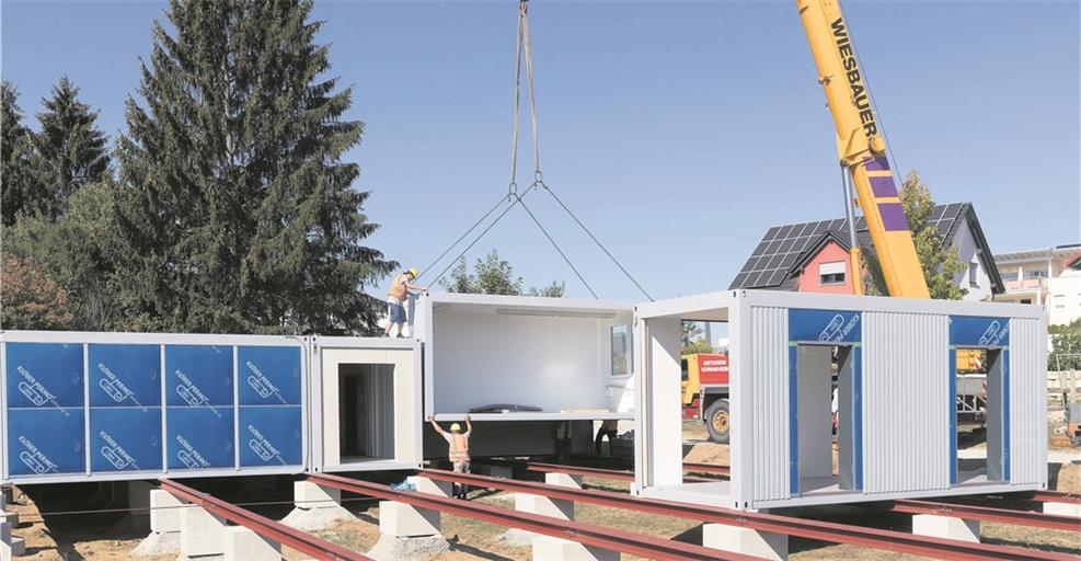 Dank der Vorarbeiten dauert es jetzt nur drei Tage, bis die einzelnen Bausteine auf den Fundamenten verschraubt sind. Wenn alles klappt, kann die neue Kita am 1. Oktober in Betrieb gehen. Foto: J. Fiedler