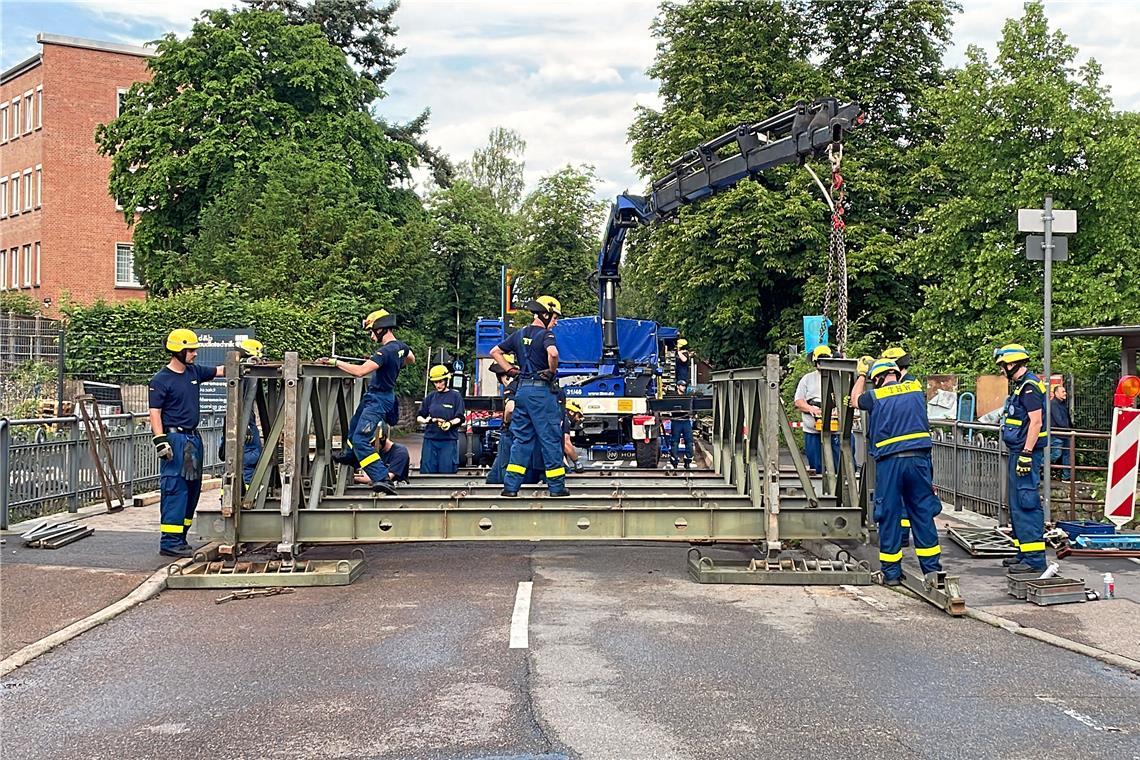 THW baut in Backnang eine Pionierbrücke im Eiltempo auf Dank des Baukastensystems können die THW-Helfer Brücken in allen Längen und Breiten zusammenbauen. In Backnang lief der Aufbau am Samstag wie am Schnürchen. Das Provisorium soll diese Woche noch komplett fertig werden, der eigentliche Neubau folgt 2026. Foto: THW