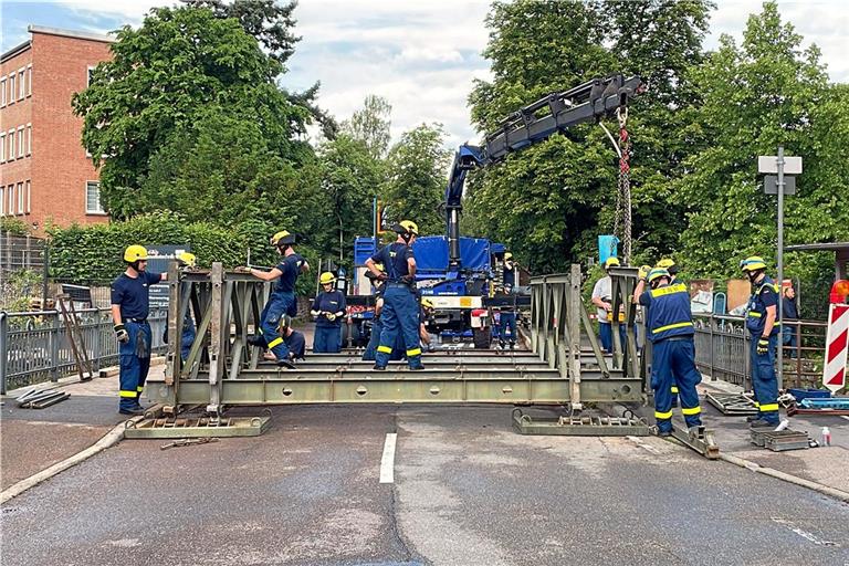 Dank des Baukastensystems können die THW-Helfer Brücken in allen Längen und Breiten zusammenbauen. In Backnang lief der Aufbau am Samstag wie am Schnürchen. Das Provisorium soll diese Woche noch komplett fertig werden, der eigentliche Neubau folgt 2026. Foto: THW