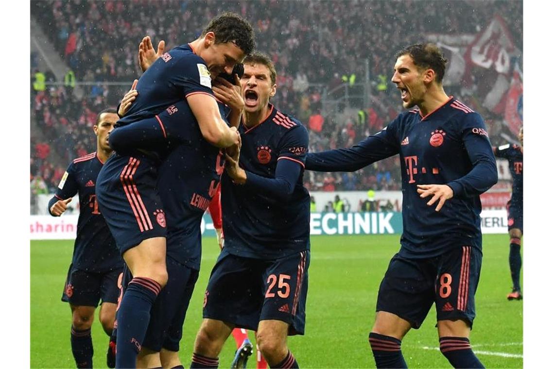 Spannung in der Bundesliga Dank des Leipziger Patzers stehen die Bayern wieder an der Tabellenspitze. Foto: Torsten Silz/dpa