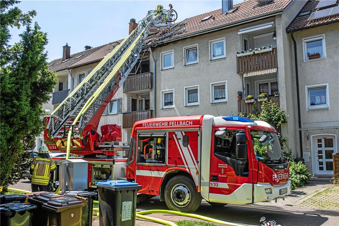 Balkonbrand in Fellbacher Mehrfamilienhaus greift auf Dachstuhl über Dank des schnellen Eingreifens der Feuerwehr wurde bei dem Brand niemand verletzt. Foto: 7aktuell.de/Simon Adomat