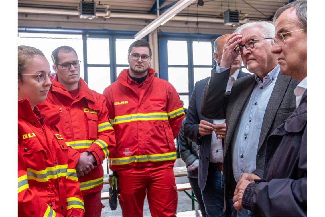 Dank „im Namen aller Deutschen“: Bundespräsident Frank-Walter Steinmeier hat gemeinsam mit NRW-Ministerpräsident Armin Laschet Helfer im Hochwassergebiet in NRW besucht. Foto: Marius Becker/dpa-Pool/dpa