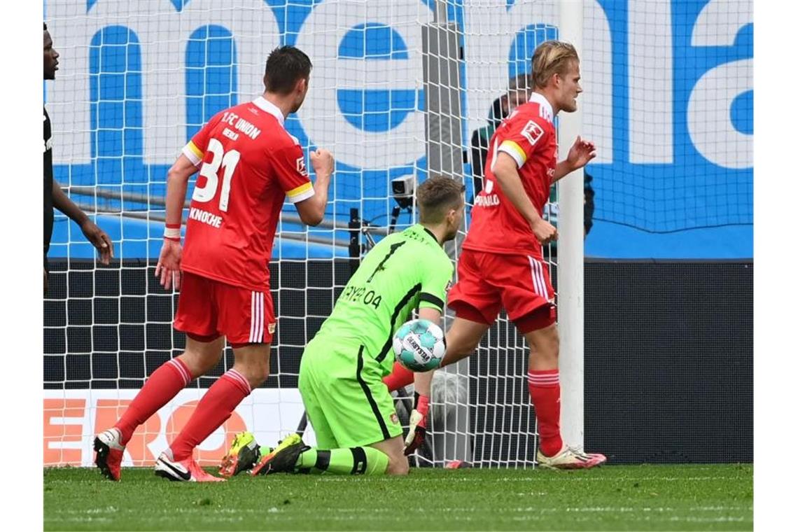 Dank Joel Pohjanpalo (r) konnte Union Berlin einen Punkt aus Leverkusen mit in die Hauptstadt nehmen. Foto: Ina Fassbender/AFP-Pool/dpa