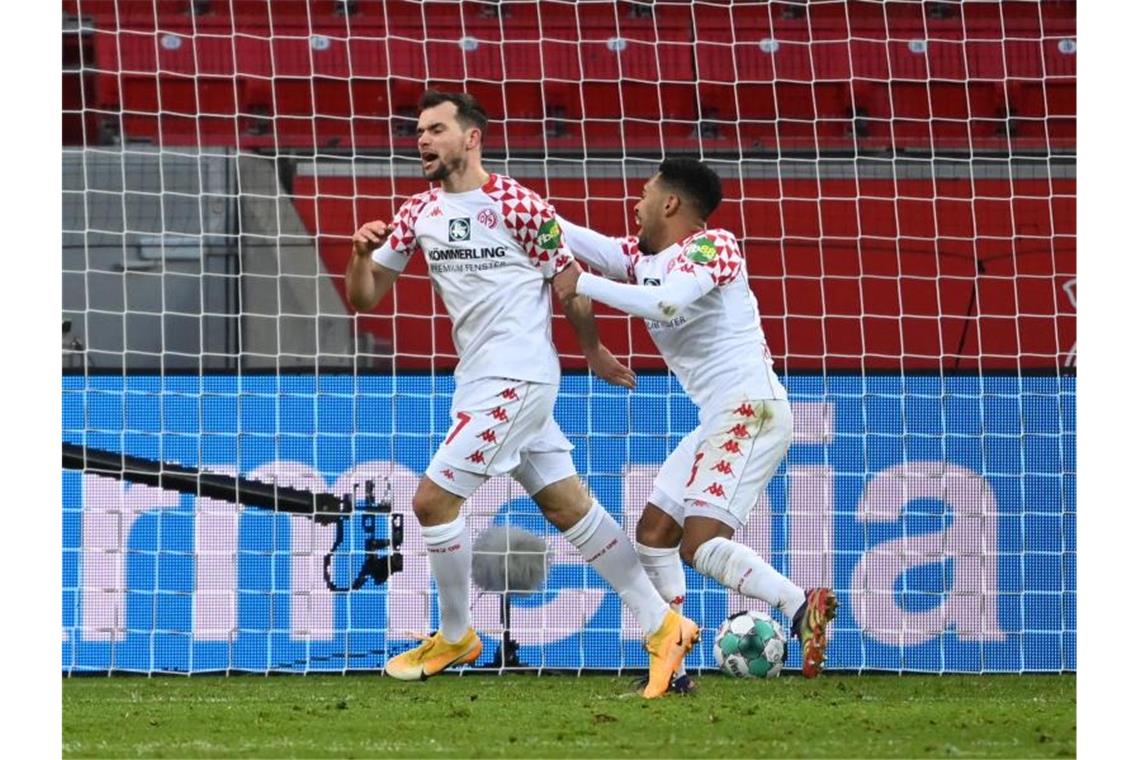 Dank Kevin Stöger (l) konnte Mainz doch noch einen Punkt in Leverkusen ergattern. Foto: Federico Gambarini/dpa