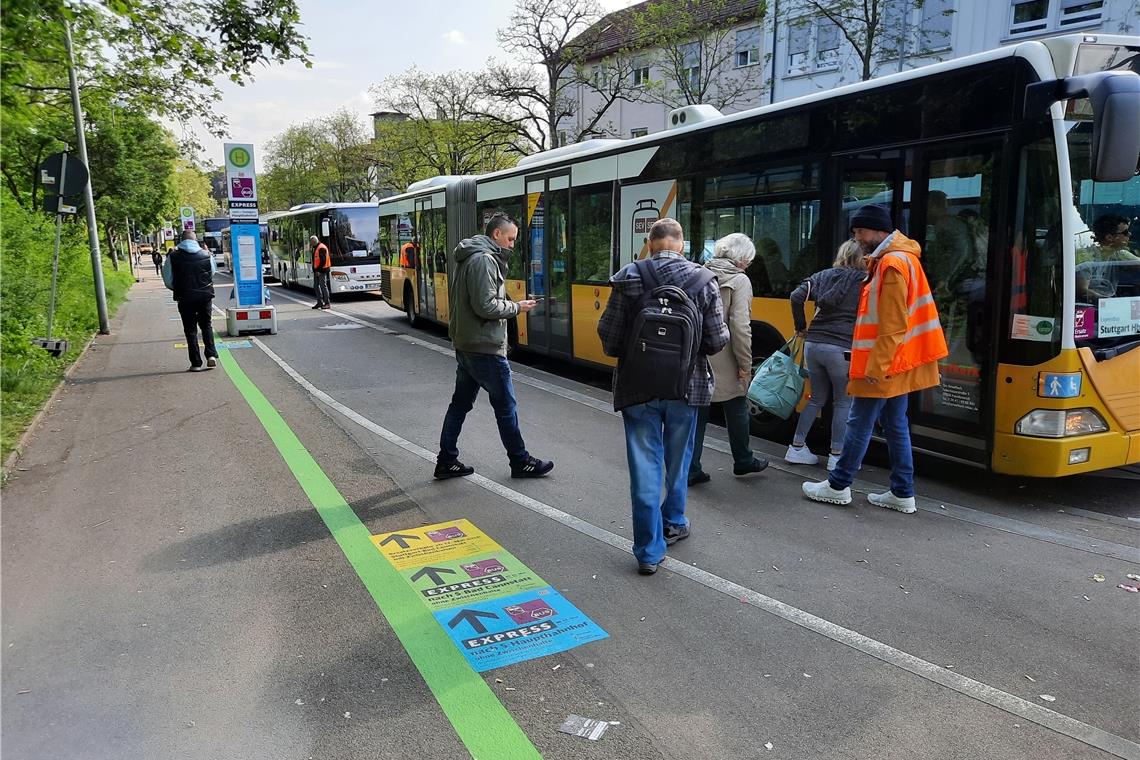 Dank klarer Linienführung finden die Reisenden den Weg zu den Bussen. Fotos: privat