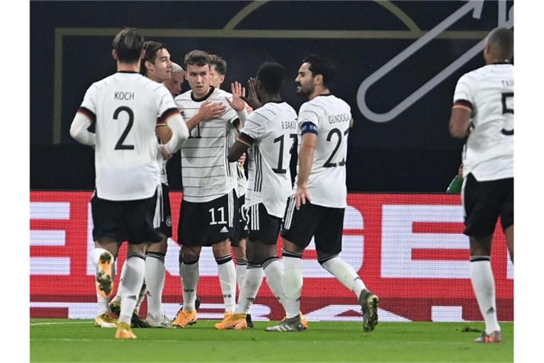 Dank Luca Waldschmidt (3.v.l.) feierte das DFB-Team einen Sieg im Testspiel gegen Tschechien. Foto: Robert Michael/dpa-Zentralbild/dpa