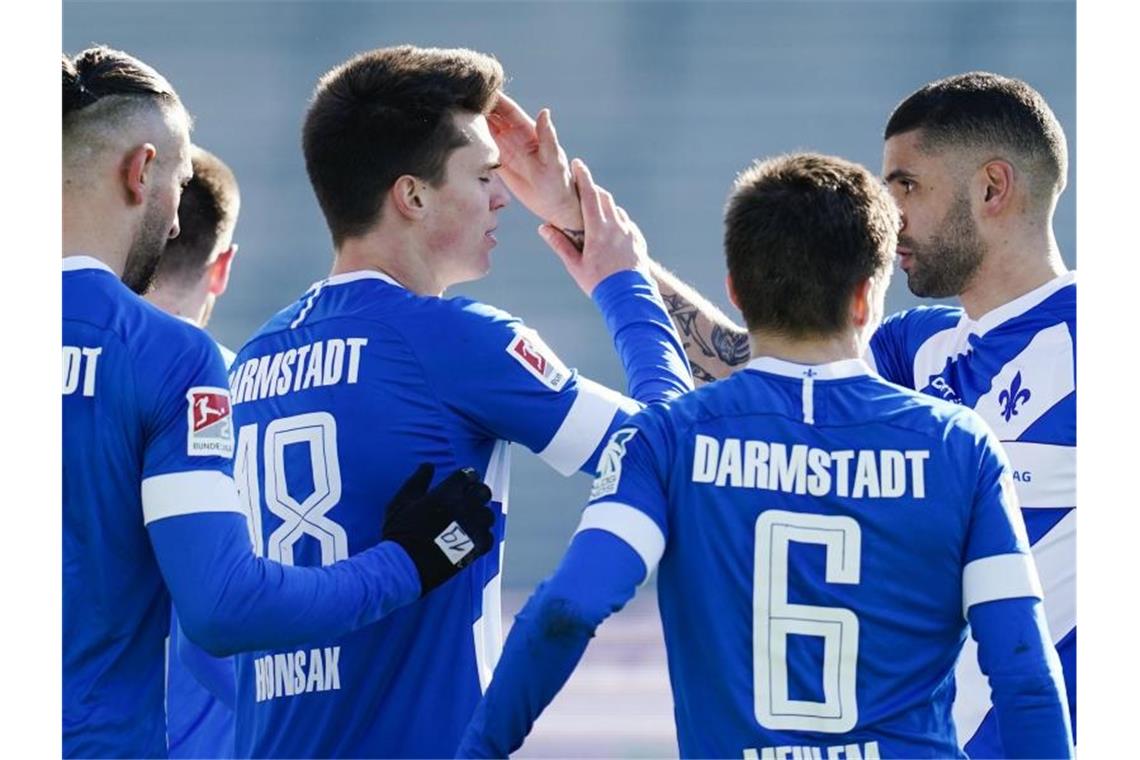 Spannendes Aufstiegsrennen: Bochum schließt zum HSV auf Dank Mathias Honsak (M) feierte Darmstadt einen Heimsieg gegen Osnabrück. Foto: Uwe Anspach/dpa