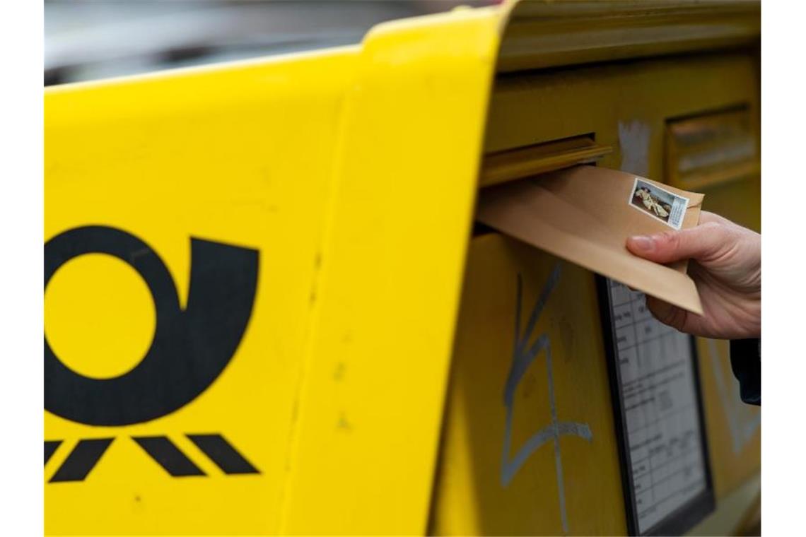 Dank Online-Boom und guten Frachtgeschäften hat der Logistikriese Deutsche Post DHL schon zum vierten Mal in diesem Jahr seine Gewinnprognose angehoben. Foto: Monika Skolimowska/dpa-Zentralbild/dpa