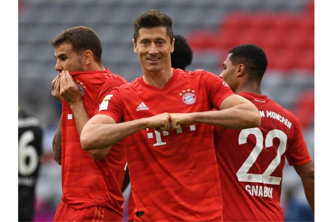 Dank seines Doppelpacks gegen Düsseldorf hat Bayerns Robert Lewandowski nun 300 Scorerpunkte in der Bundesliga auf dem Konto. Foto: Christof Stache/AFP/Pool/dpa