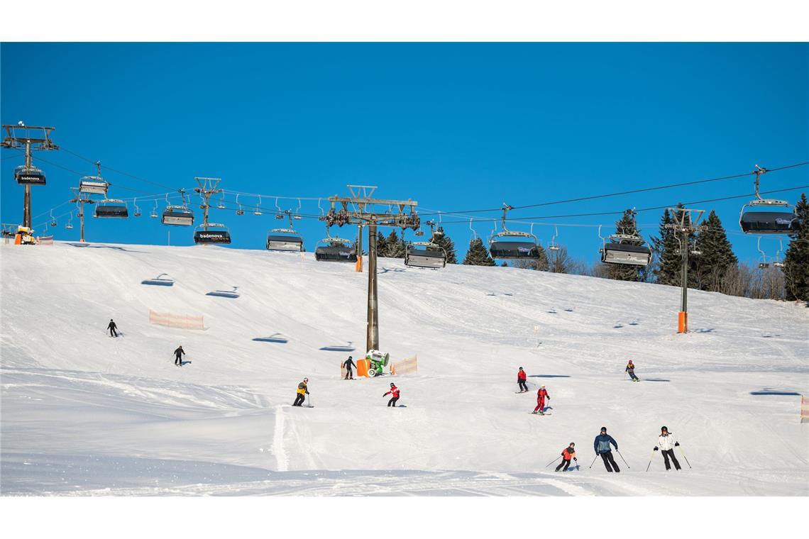Wo am Wochenende Skifahren möglich sein könnte Dank technischer Beschneiung könnten bereits am Wochenende auf dem Feldberg die Skier rausgeholt werden (Archivbild).