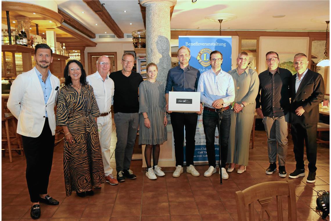 Benefizturnier des Lions-Club-Fördervereins Backnang Dank vieler Unterstützer kam viel Geld für die Belange von Kindern zusammen. Von links: Miodrag Starcevic, Carmen Stodal, Horst Fischer, Michael Feil, Kim Reber, Lucas Bauer, Fabian Noller, Jennifer Laser, Jochen Stadel, Dejan Trajkovic. Foto: Lions Club Backnang