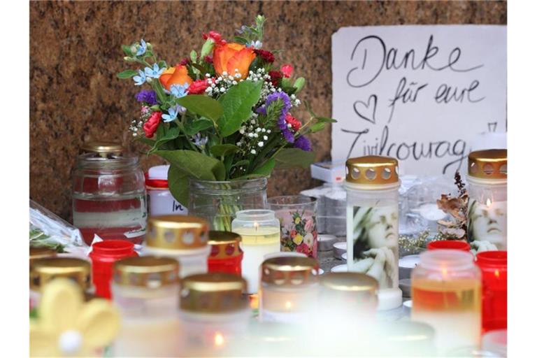 "Danke für eure Zivilcourage" ist auf einem Schild vor einem geschlossenen und abgesperrten Kaufhaus in der Würzburger Innenstadt zu lesen. Foto: Karl-Josef Hildenbrand/dpa