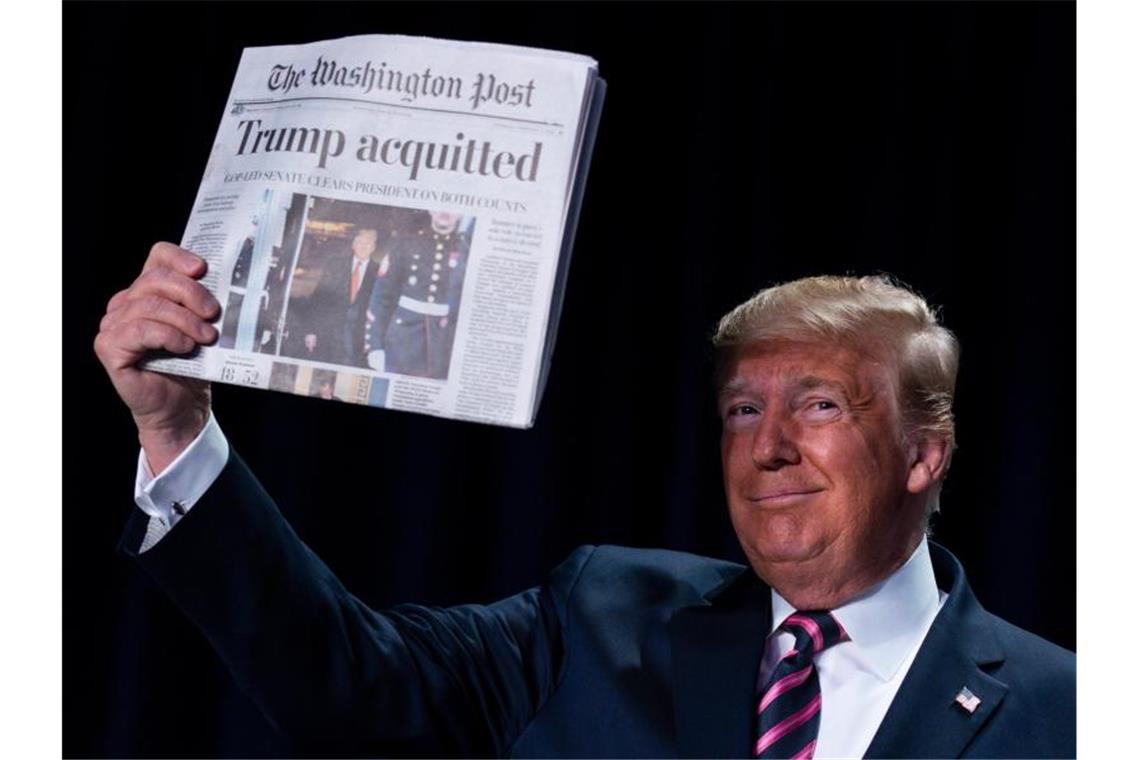 Nach dem Impeachment-Freispruch: Und nun „Trump für immer“? Dann ist ja alles gut: Ein höchst zufriedener Donald Trump mit der „Washington Post“, die verkündet: „Trump Acquitted“ (Trump freigesprochen). Foto: Evan Vucci/AP/dpa