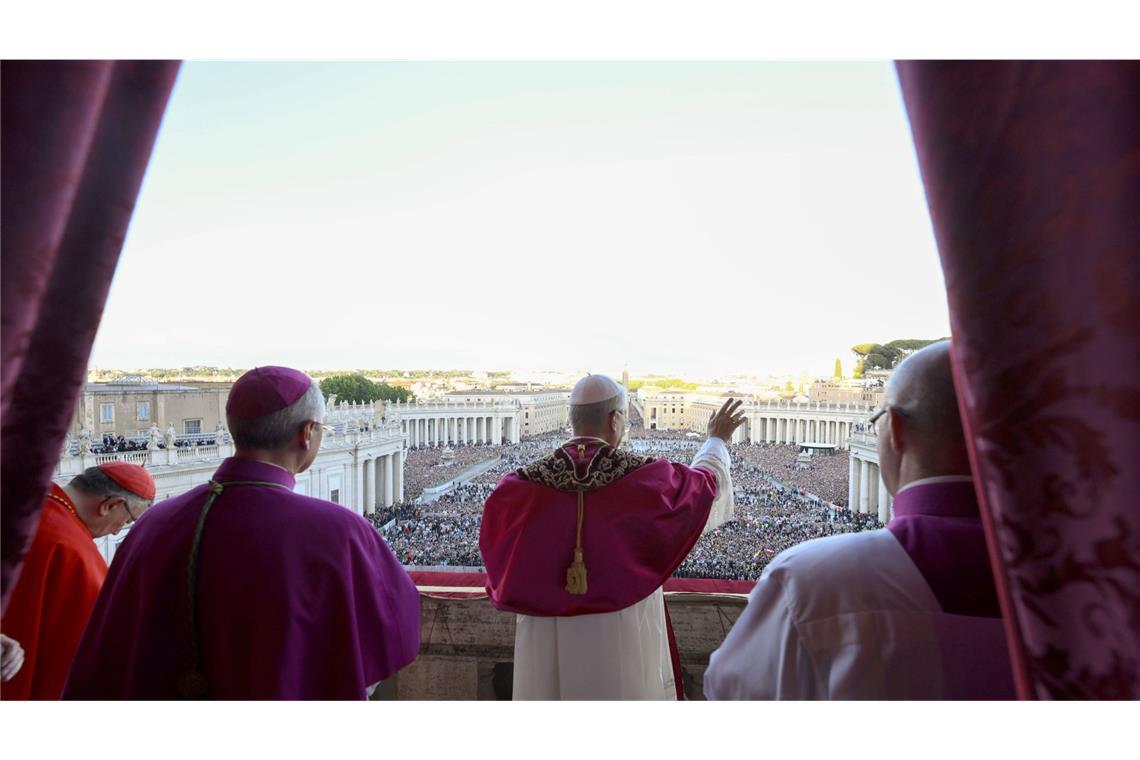 Jubel, Tränen und „Viva il Papa“ - Zehntausende feiern den neuen Papst Dann schließlich zeigte sich der neue Papst.