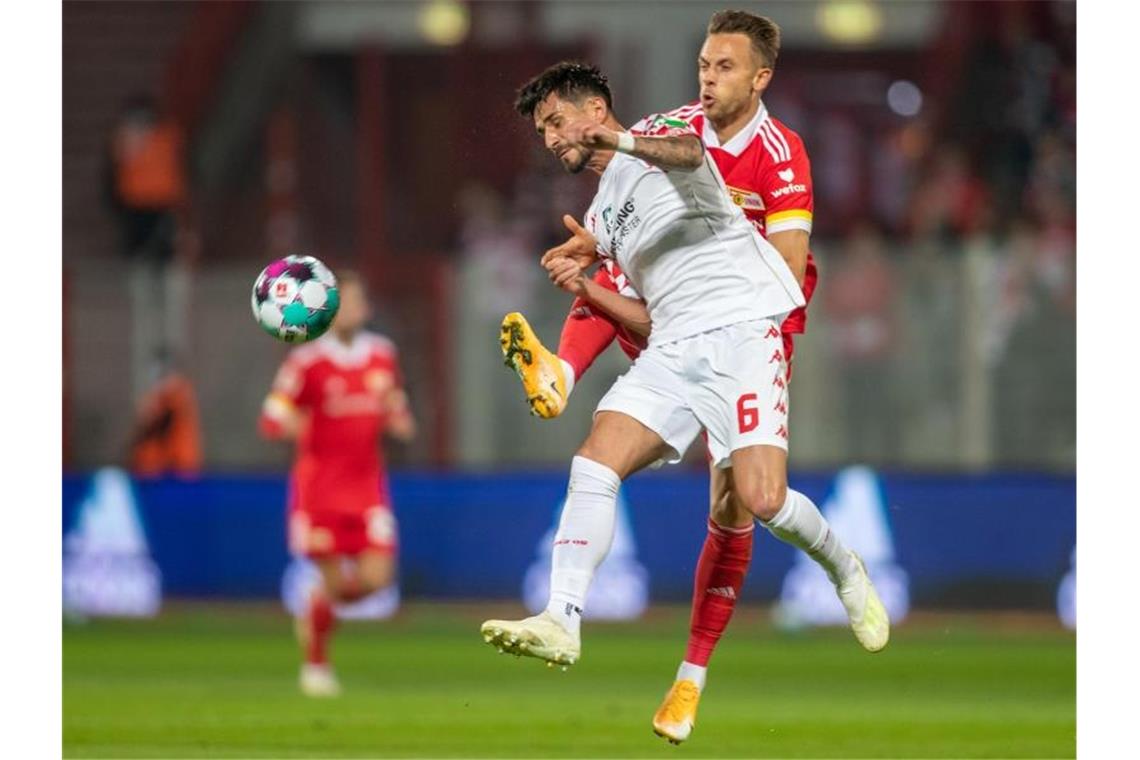 Danny Latza (l) von FSV Mainz kämpft gegen Marcus Ingvartsen um den Ball. Foto: Andreas Gora/dpa