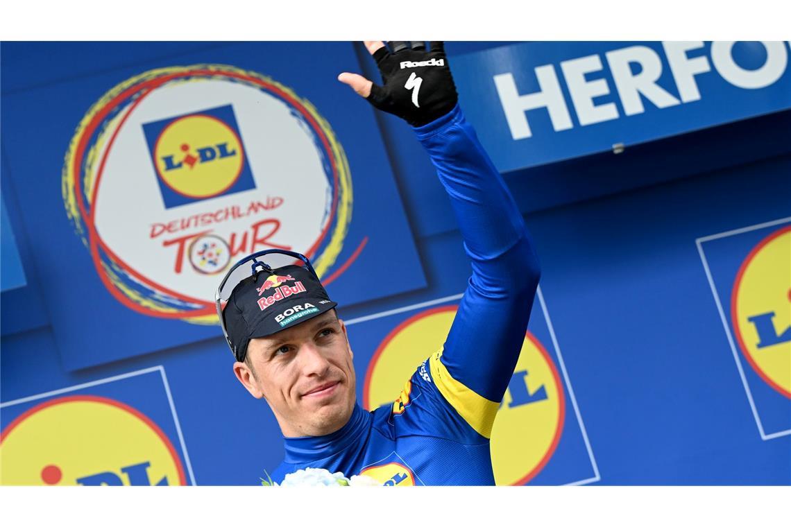 Danny van Poppel trägt nun das Blaue Trikot des Gesamtführenden der Deutschland Tour.