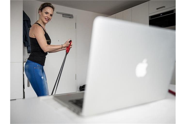 Dany Dobner, Fitnesstrainerin, arbeitet nur noch per Videotelefonat. Foto: Fabian Sommer/dpa