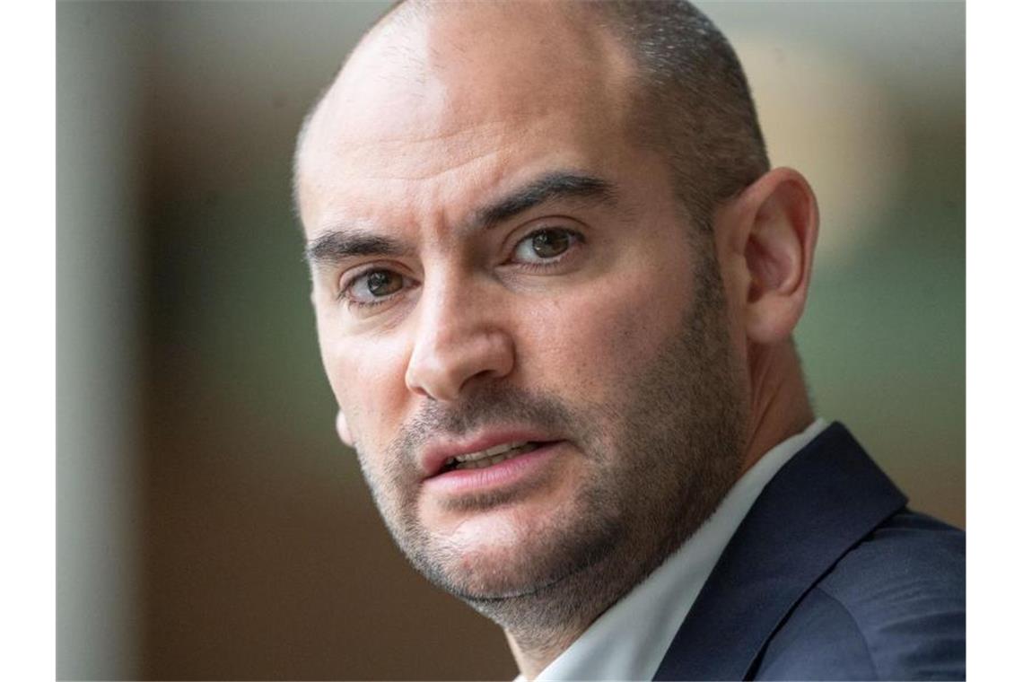 Baden-Württemberg hält trotz Kritik an Meldeplattform fest Danyal Bayaz (Bündnis 90/Die Grünen), Finanzminister von Baden-Württemberg, steht im Foyer des Landtags von Baden-Württemberg. Foto: Marijan Murat/dpa