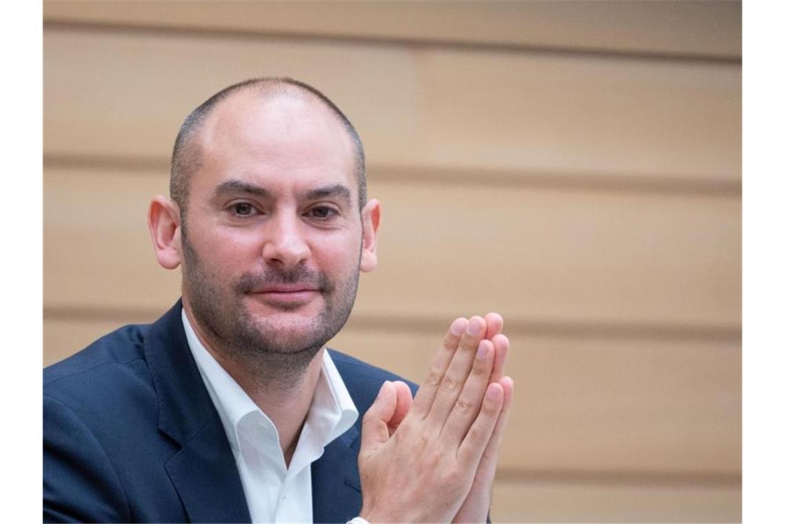 Tarifabschluss kostet Land 190 Millionen Euro Danyal Bayaz (Bündnis 90/Die Grünen) lächelt. Foto: Marijan Murat/dpa/Archivbild