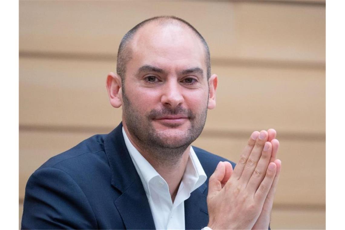 Finanzminister mahnt Merz: Kein Druck auf EZB bei Inflation Danyal Bayaz (Die Grünen), Finanzminister von Baden-Württemberg, nimmt an einer Plenarsitzung des Landtags von Baden-Württemberg teil. Foto: Marijan Murat/dpa/Archivbild