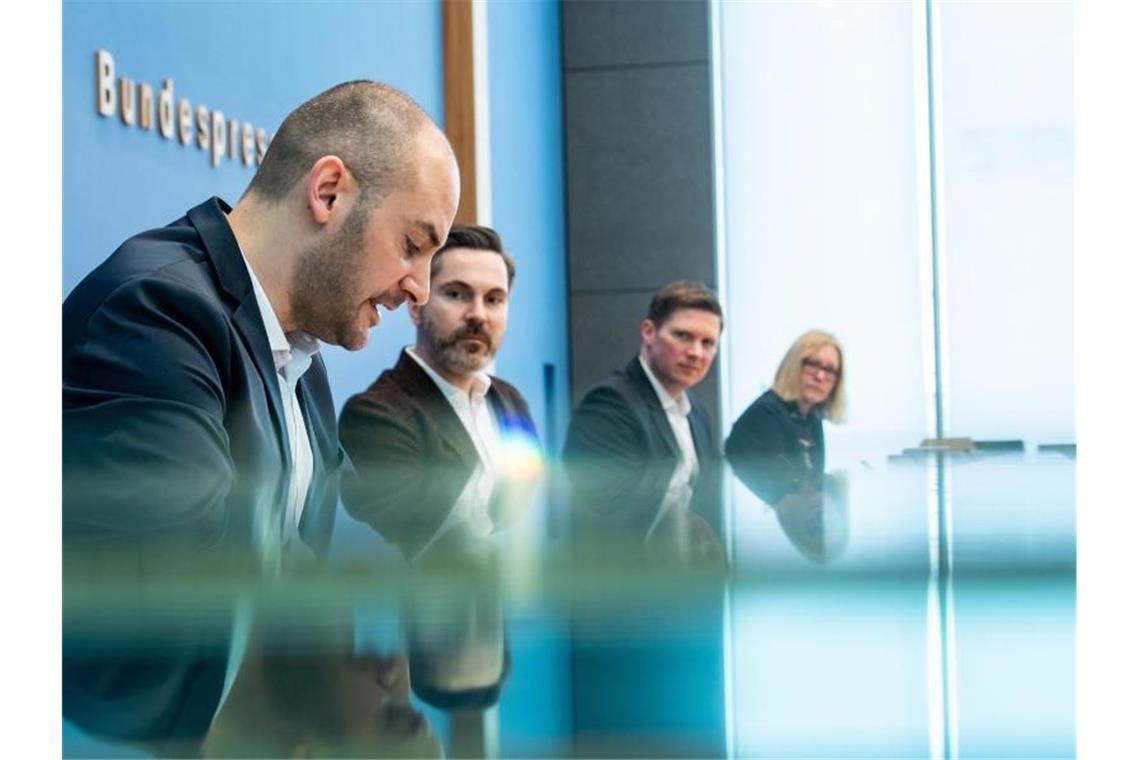 Danyal Bayaz (l-r, Bündnis 90/Die Grünen), Fabio De Masi (Die Linke) und Florian Toncar (FDP) im Wirecard-Untersuchungsausschuss. Foto: Bernd von Jutrczenka/dpa