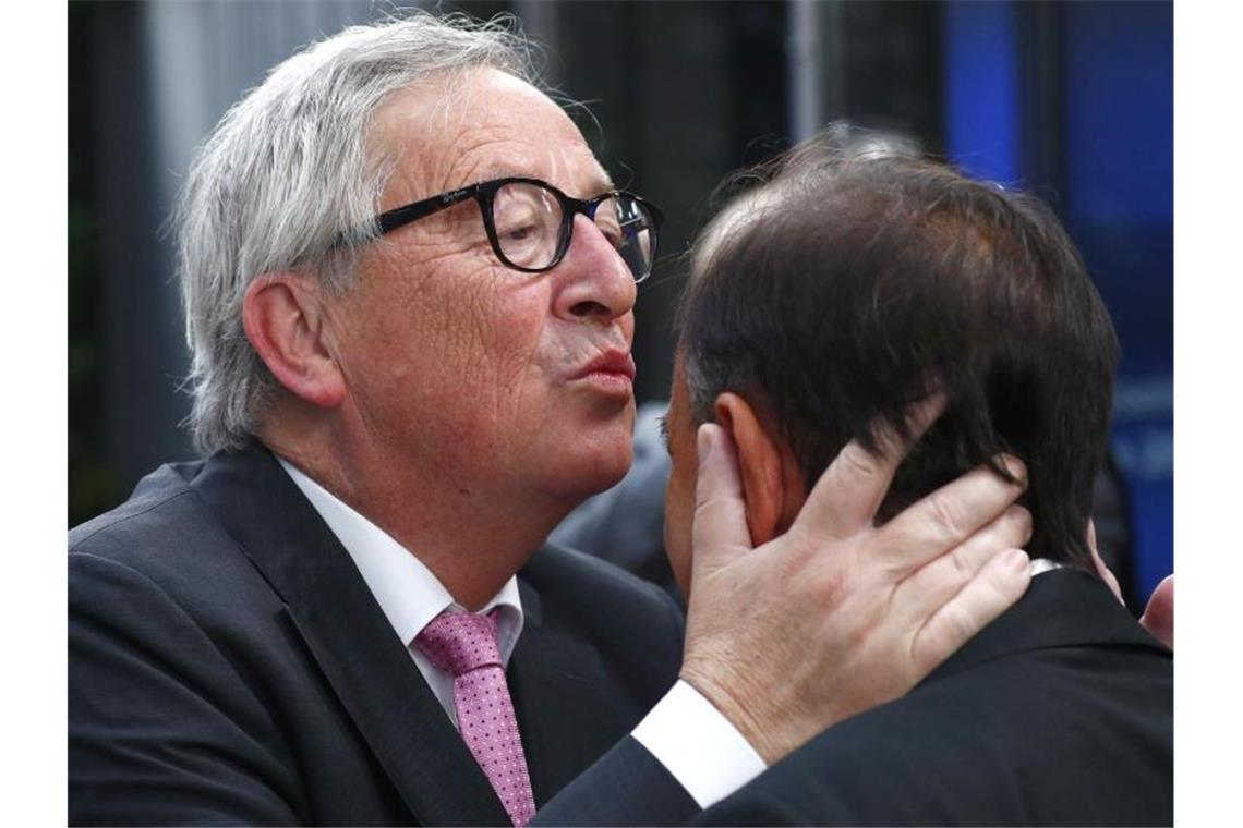 Daran wird man sich bei Jean-Claude Juncker immer erinnern: Der scheidende EU-Kommissionspräsident küsst beim EU-Gipfel mal wieder jemanden auf die Stirn. Foto: Francois Lenoir/Reuters Pool/AP