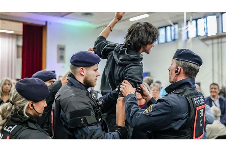 Darauf hat die AfD offenbar gehofft: Im Saal kommt es zu chaotischen Szenen.