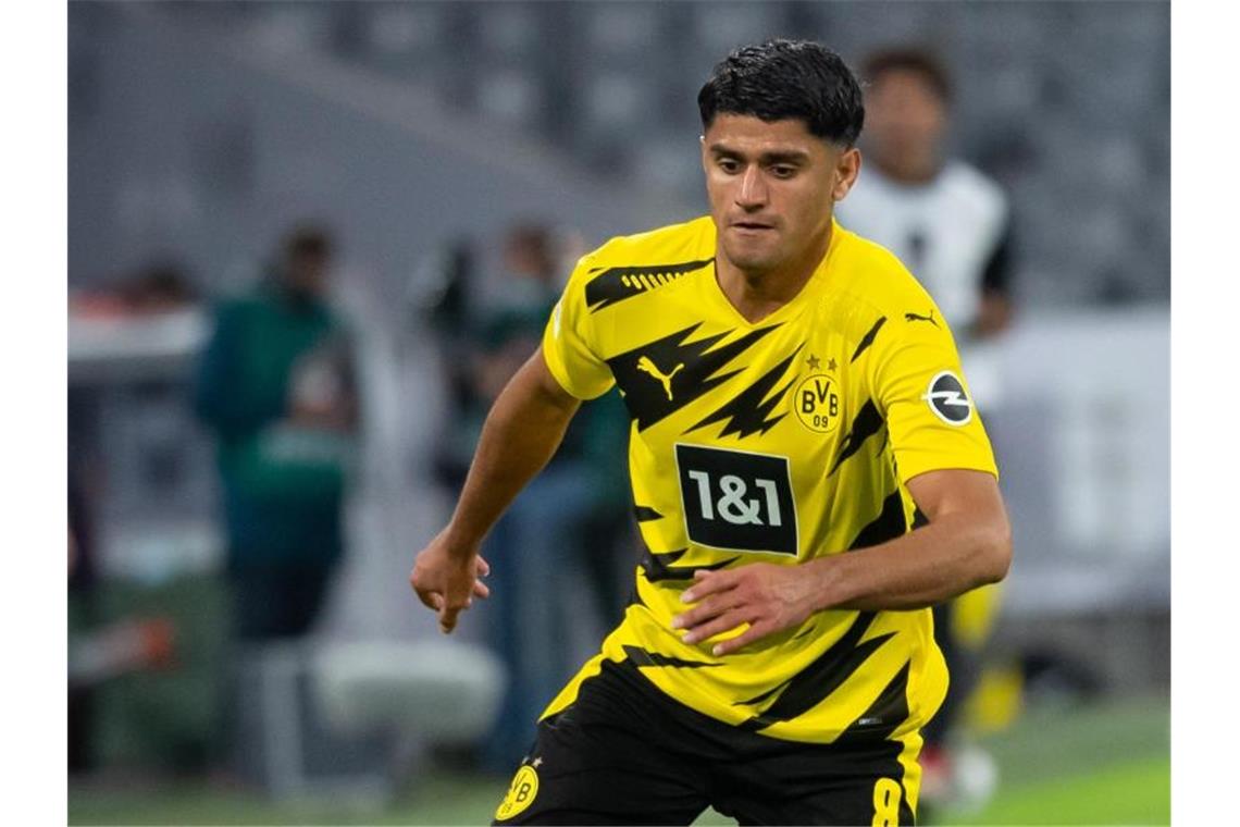 Darf auf seinen ersten Einsatz in der deutschen Fußball-Nationalmannschaft hoffen: Mahmoud Dahoud vom BVB spielt den Ball. Foto: Sven Hoppe/dpa