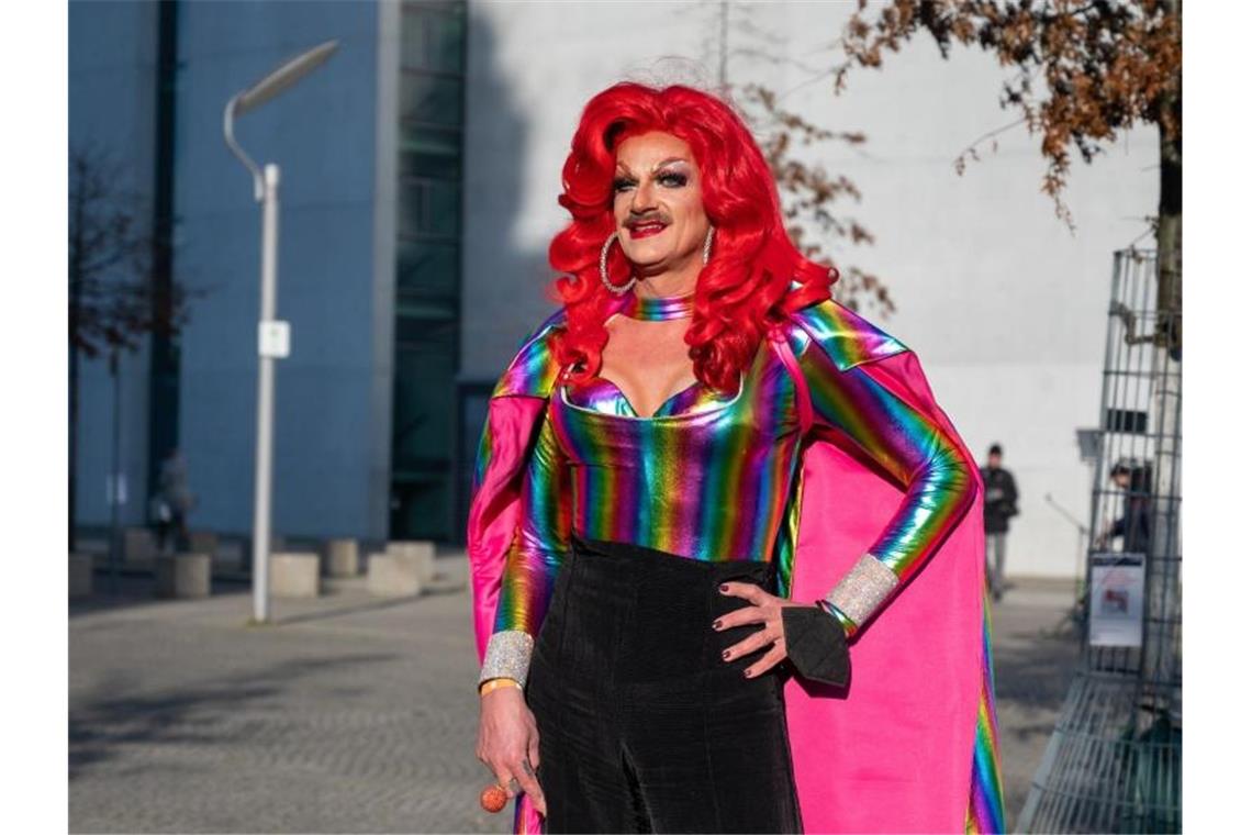 Darf der Wahl des Bundespräsidenten dabei sein: Die Polit-Aktivistin, Entertainerin und Berlins berühmteste Dragqueen: Gloria Viagra. Foto: Christophe Gateau/dpa