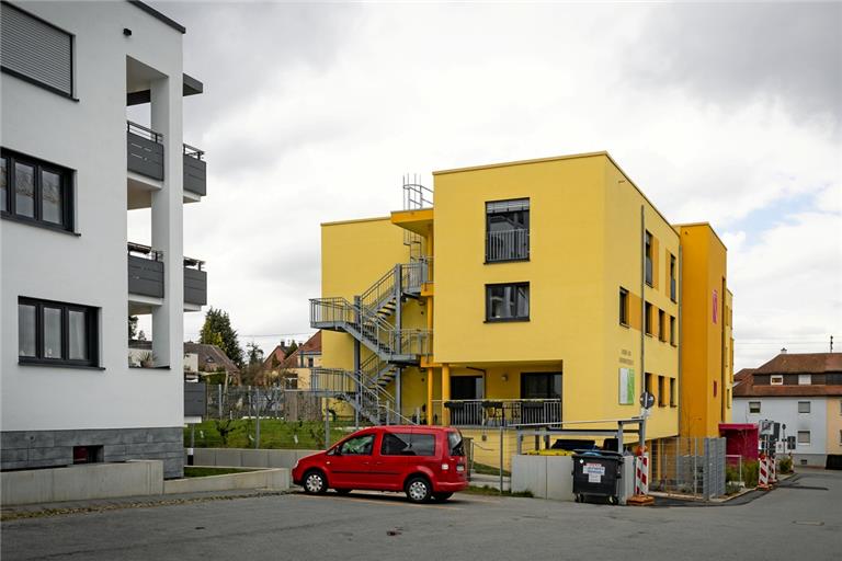 Darf es beim Hospiz (gelbes Gebäude) noch ein Stockwerk mehr sein? Die Nachbarn wollen dies verhindern. Foto: Alexander Becher