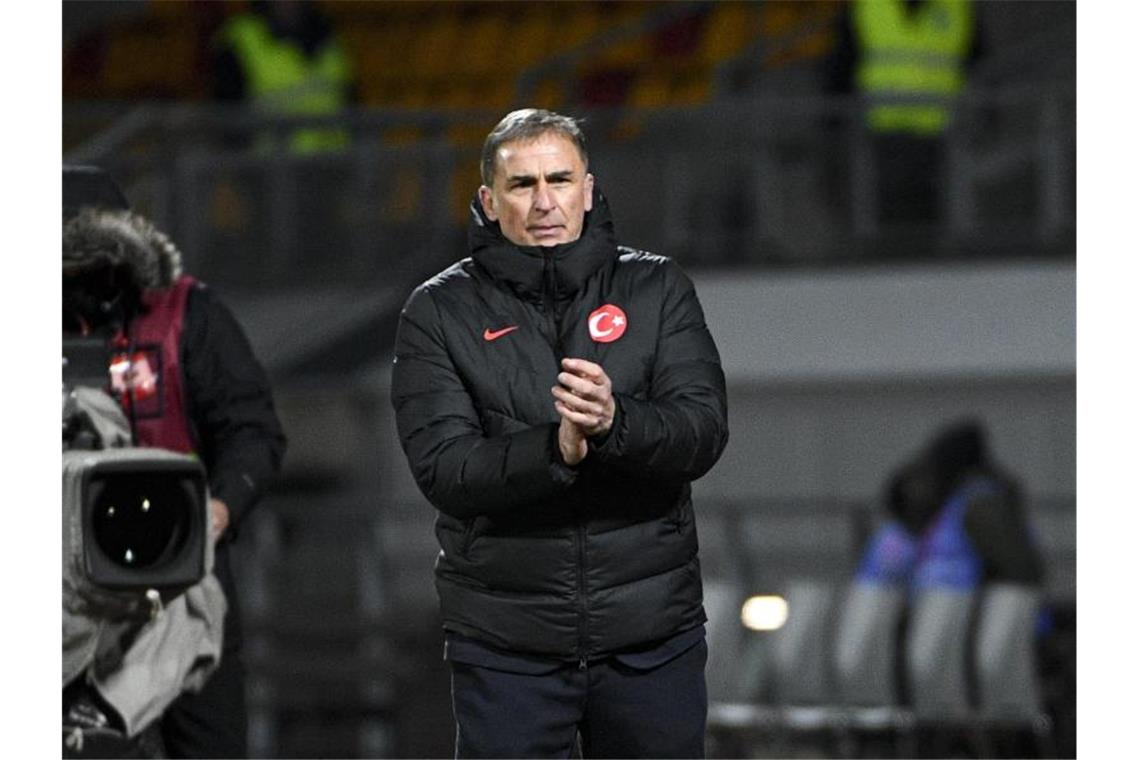 Darf mit der Türkei weiter auf das WM-Ticket hoffen: Trainer Stefan Kuntz. Foto: Roman Koksarov/AP/dpa