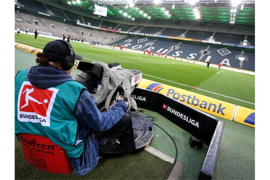 Darf sich die Fußball-Bundesliga mitten in der Coronavirus-Pandemie eine Sonderrolle genehmigen und die Saison fortsetzen?. Foto: Roland Weihrauch/dpa