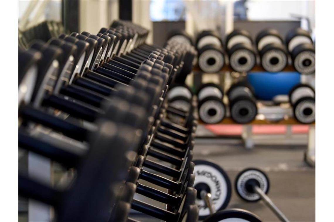 Darf sich ein Vertrag zum Beispiel im Fitnessstudio einfach automatisch verlängern? Darüber diskutiert der Bundestag. Foto: Kira Hofmann/dpa-Zentralbild/dpa