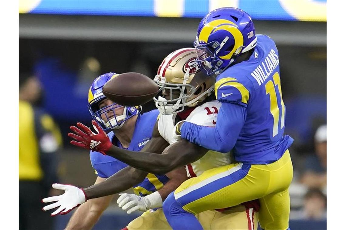 Überraschungsduell im Super Bowl: Cincinnati gegen Rams Darious Williams (r) von den Los Angeles Rams unterbricht einen Pass, der für Brandon Aiyuk von den San Francisco 49ers bestimmt war. Foto: Marcio Jose Sanchez/AP/dpa