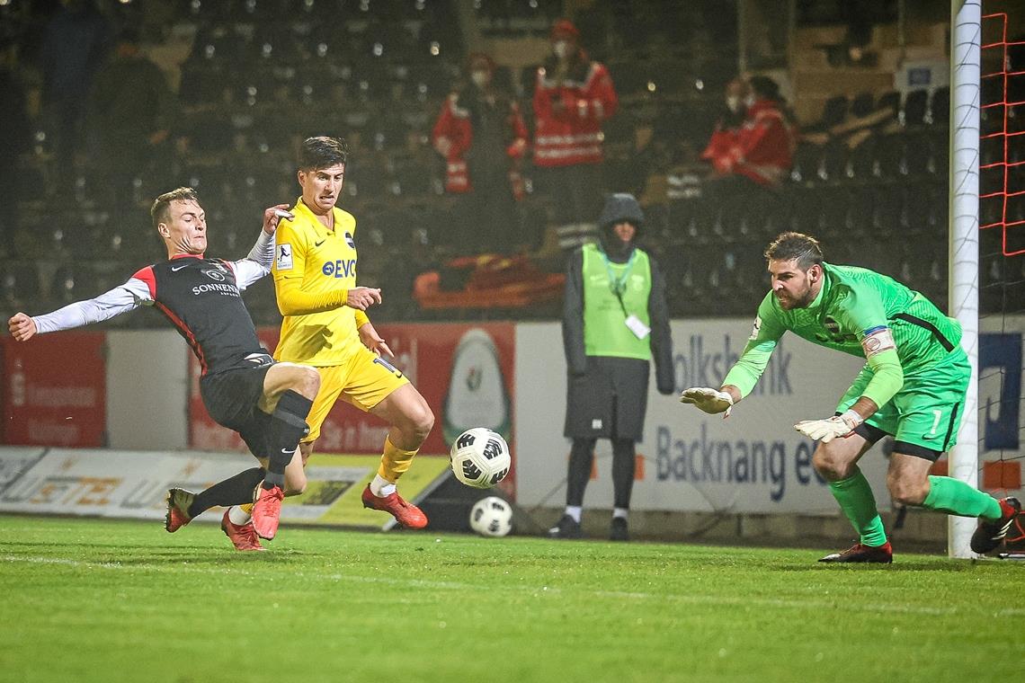 Darius Held (links) spitzelt in dieser Szene den Ball zur zwischenzeitlichen 1:0-Führung für die Großaspacher im Regionalliga-Heimspiel gegen Kickers Offenbach ins Netz. Foto: A. Becher