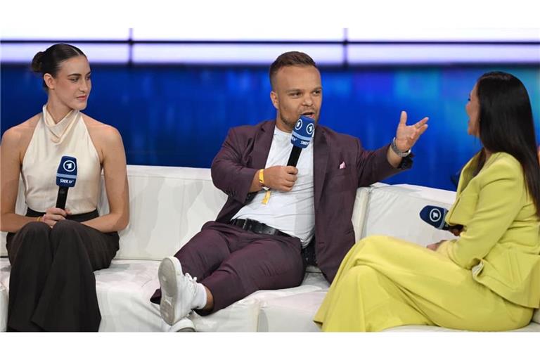 Darja Varfolomeev (li.) und Niko Kappel (Mi.) auf der Bühne im Kursaal Baden-Baden.